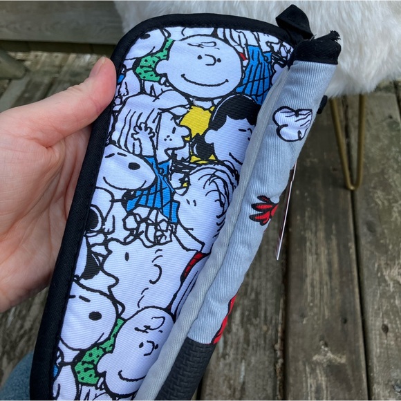 Peanuts Snoopy Oversized Oven Mitt & Pot Holder Set - Picture 3 of 6